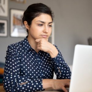 img of a woman on the computer
